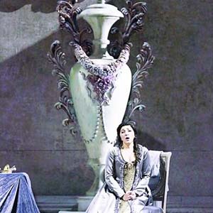 她抬头仰望钢琴谱