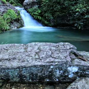泉水叮咚响钢琴谱