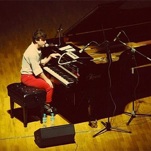 Hands on the Radio钢琴谱